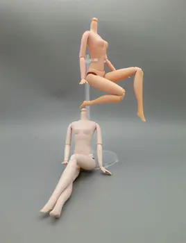 Подвижное тело обнаженной куклы 